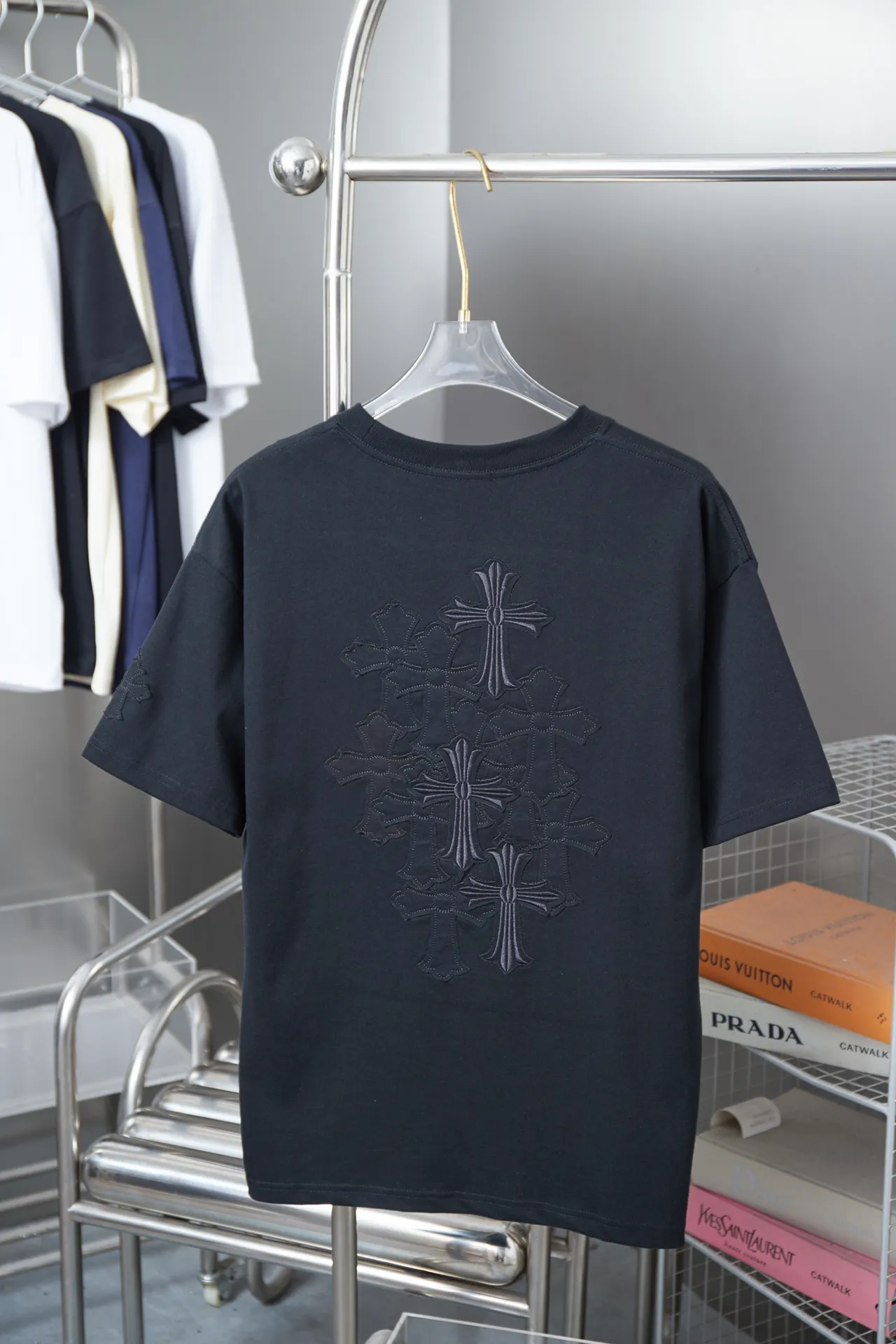 🅿️220 Ch*ome Hearte 25SS early spring new style, appliqué embroidered heart cross short sleeves, light luxury, essential item for daily commuting for men and women, correct version, welcome to compare, detailed features · 320g 100% pure cotton double yarn jersey fabric · Custom dyed in the same vat, special thickened 32 pieces double-strand 1X1 thread · Imported Tajima machine embroidery tatami embroidery ➕This cloth patch embroidery · Collar, cuffs, and hem are hand-frayed · Double-needle stitching across seams · Original main mark, washed tag, branded moisture-proof paper packaging Color: Black/White/Pink Size: S/M/L/XL
